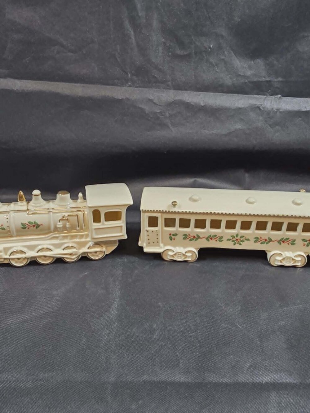 LENOX CHRISTMAS VILLAGE TRAIN & PASSENGER CAR 845704